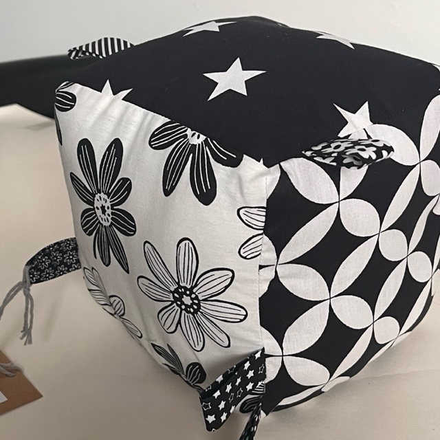 Foto 2 bij artikel "Baby's first kubus zwart-wit '3'".